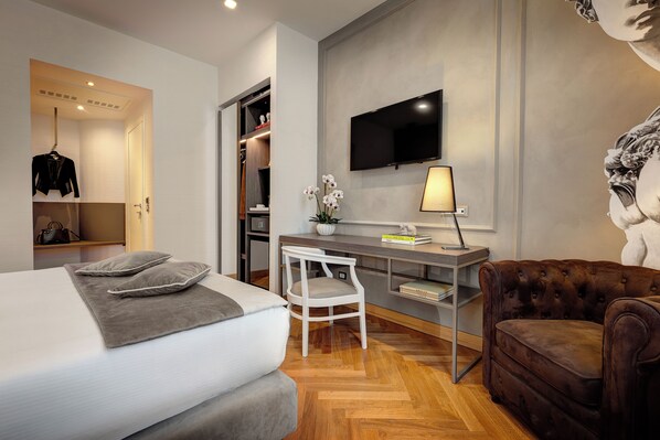 Comfort Double or Twin Room | Minibar, in-room safe, desk, iron/ironing board