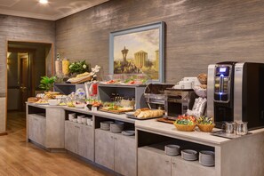 Tägliches Frühstücksbuffet (10.00 EUR pro Person)