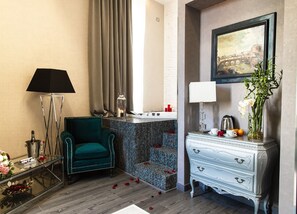 Spa Suite, Idromassaggio e Bagnoturco | 1 Schlafzimmer, Minibar, Zimmersafe, Schreibtisch
