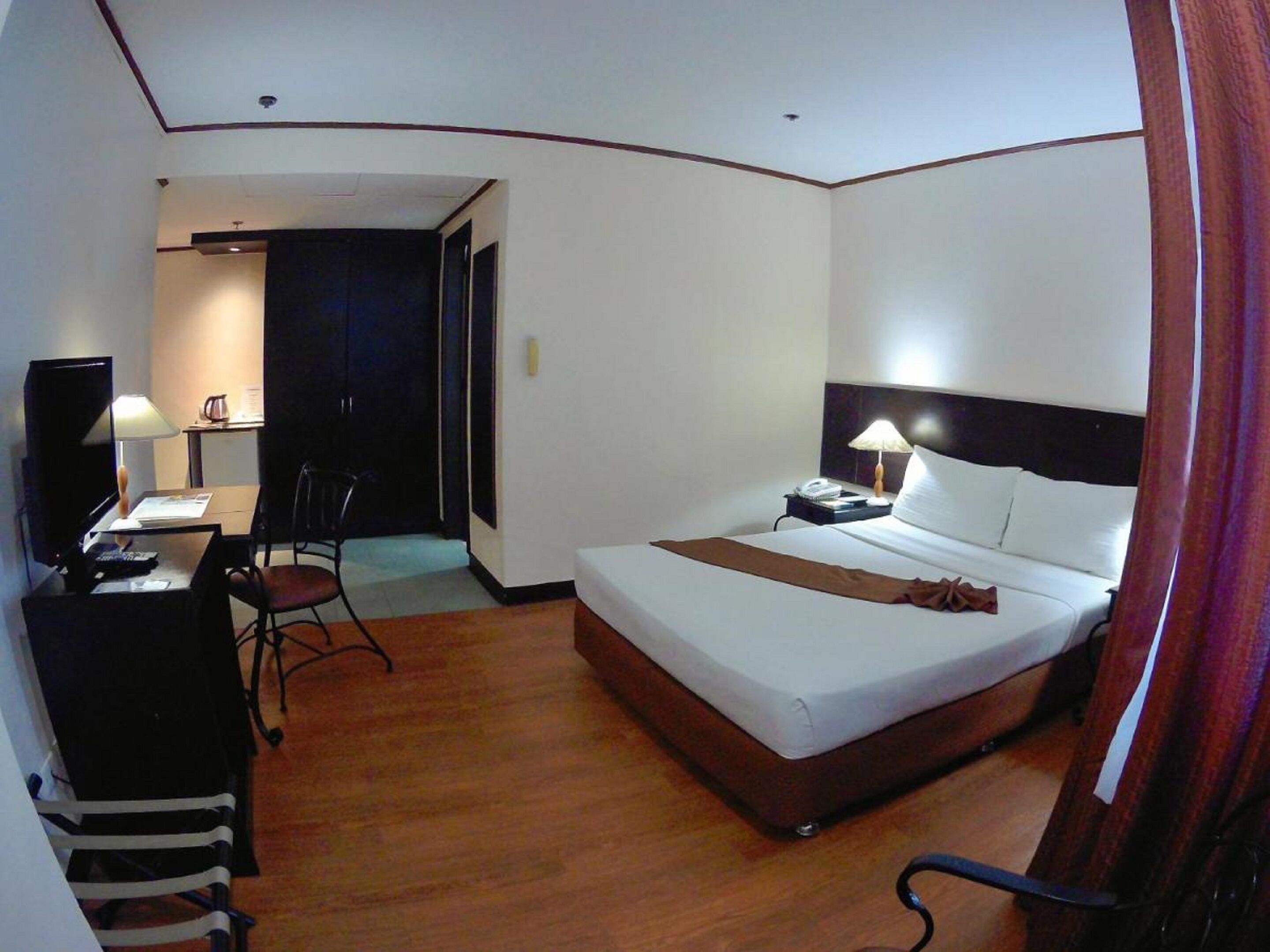 Brankas, meja kerja, kedap suara, dan Wi-Fi gratis