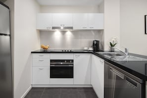 Grand réfrigérateur, micro-ondes, four, plaque de cuisson