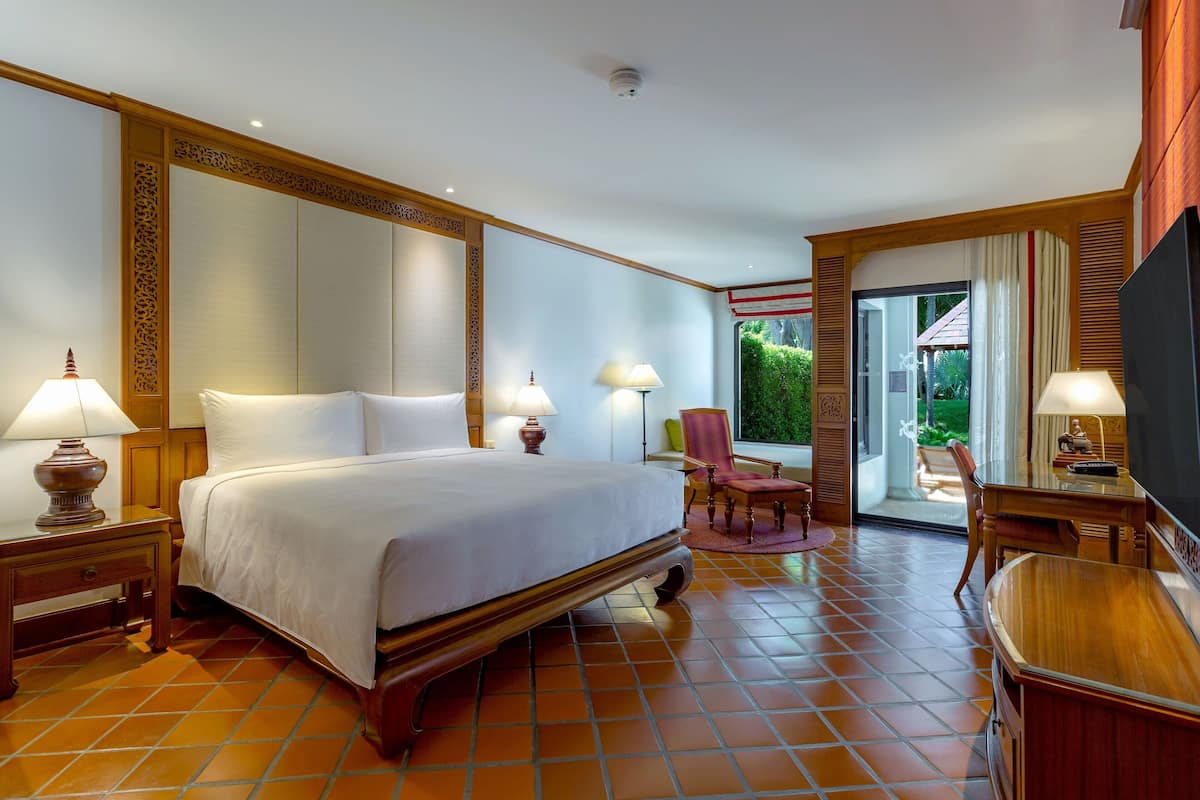 Premium bedding, minibar, in-room safe, desk