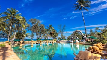 3 piscinas al aire libre, sombrillas, sillones reclinables de piscina