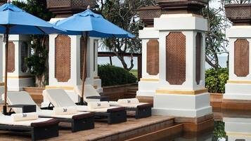 3 outdoor pools, pool umbrellas, pool loungers