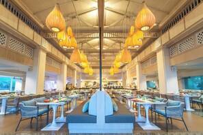 5 restaurants, servant le déjeuner et le souper; cuisine italienne