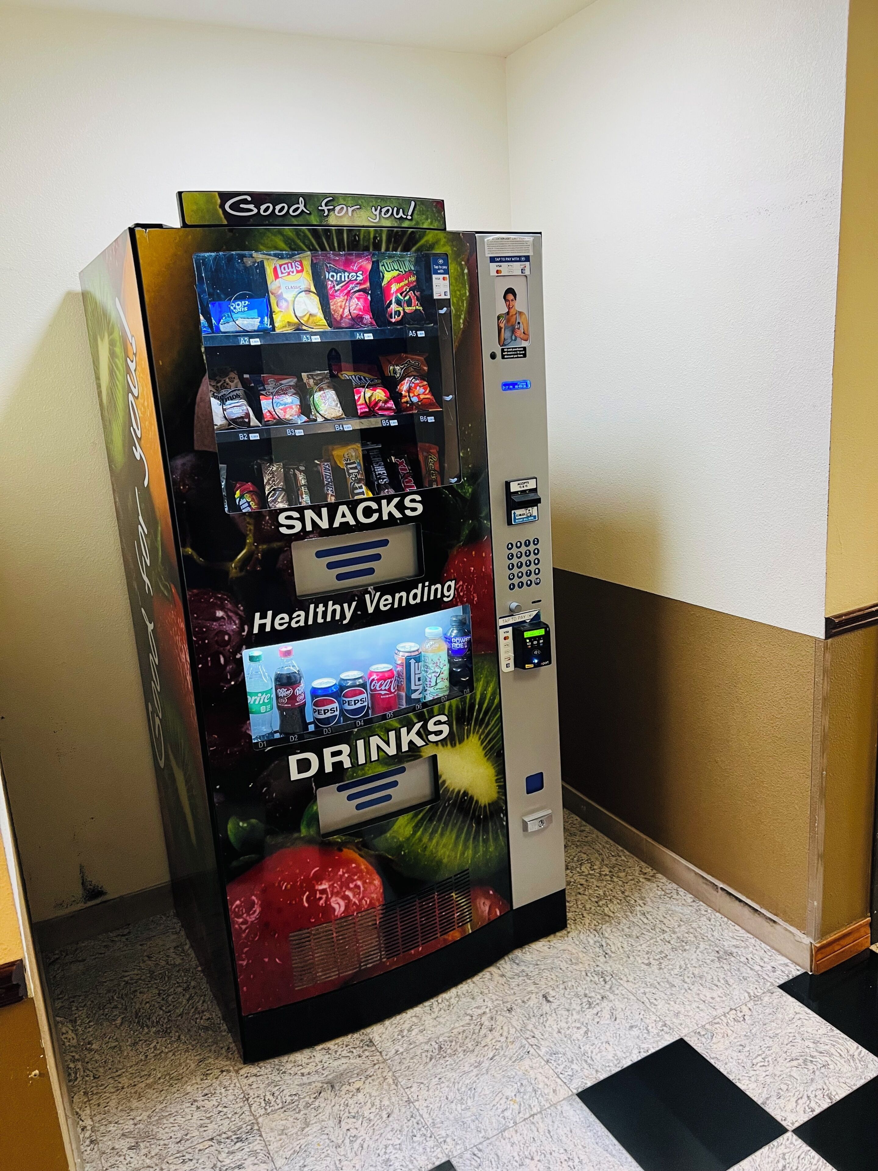 Un distributeur automatique proposant des collations et des boissons.