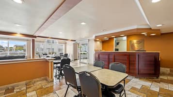 Tägliches inbegriffenes kontinentales Frühstück