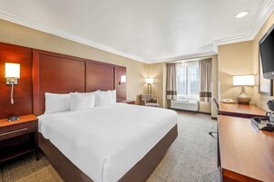 Escritorio, tabla de planchar con plancha, wifi gratis y ropa de cama 