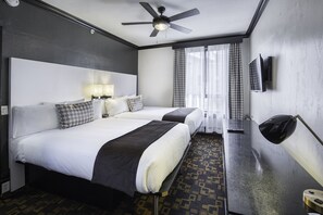 Een kluis op de kamer, een bureau, verduisterende gordijnen