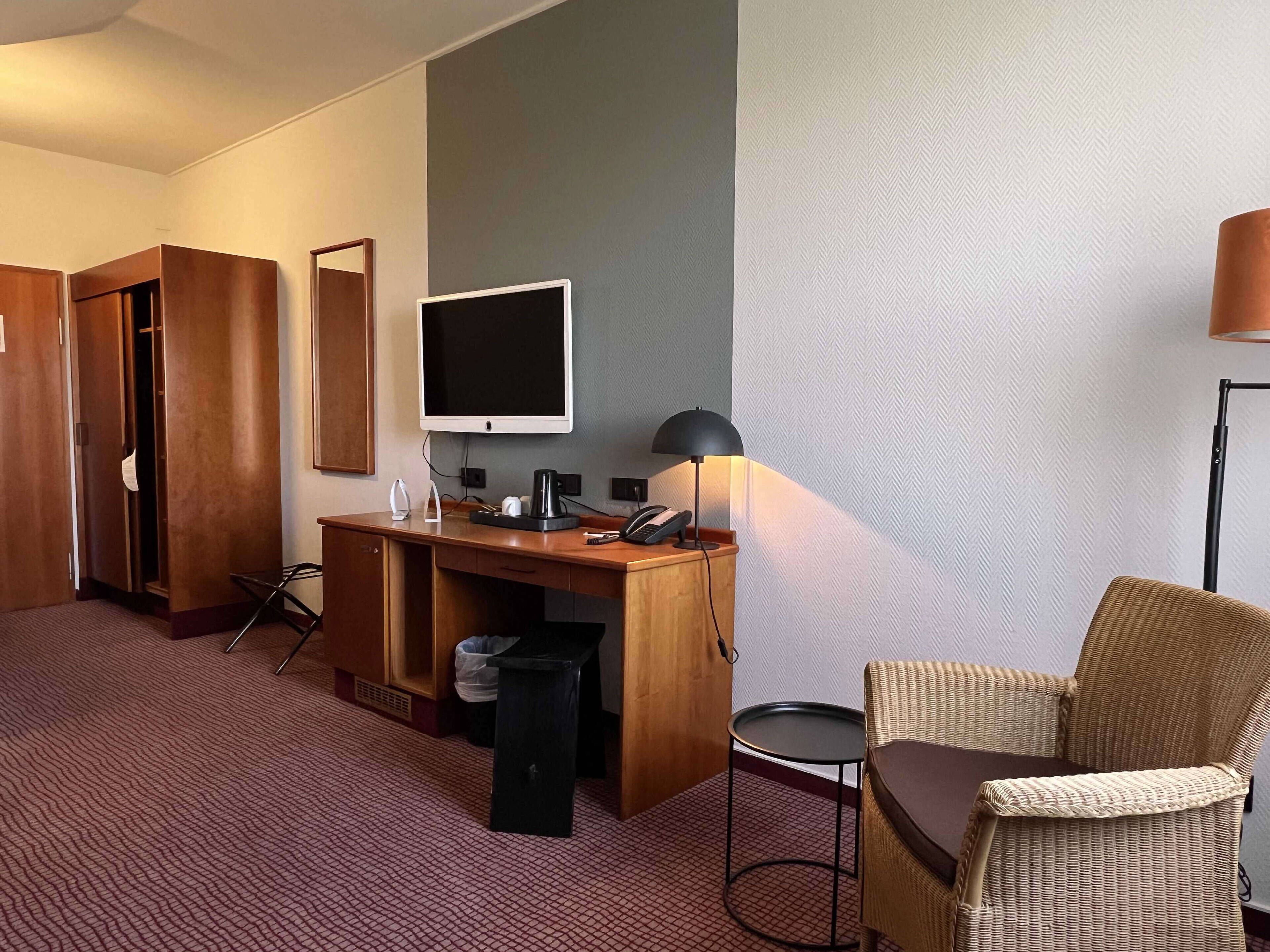 standard single room | hypo-allergenic bedding, down duvets, in-room safe, desk