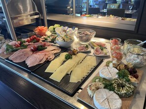 A buffet with various meats, cheeses, and fruits. - Classik Hotel Magdeburg (Magdeburg)