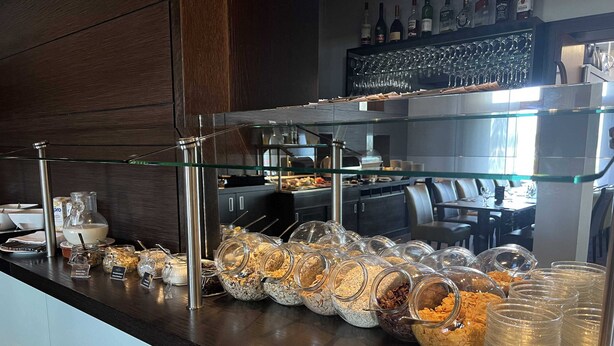 Un área de bufé con diferentes opciones de comida y utensilios.