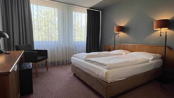 Hypo-allergenic bedding, down duvets, in-room safe, desk