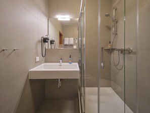 Standard Single Room | Bathroom | Shower, eco-friendly toiletries, hair dryer, towels - Classik Hotel Magdeburg (Magdeburg)
