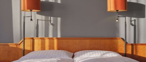 Standard dubbelrum | Allergitestade sängkläder, duntäcken och värdeförvaringsskåp på rummet