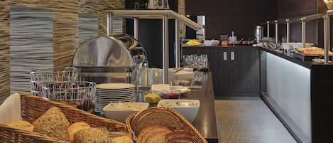 Frukostbuffé varje dag (EUR 16 per person)
