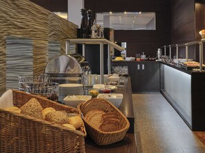 Desayuno buffet (EUR 16 por persona) 