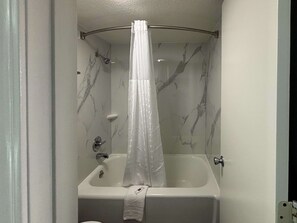 Combined shower/tub, towels