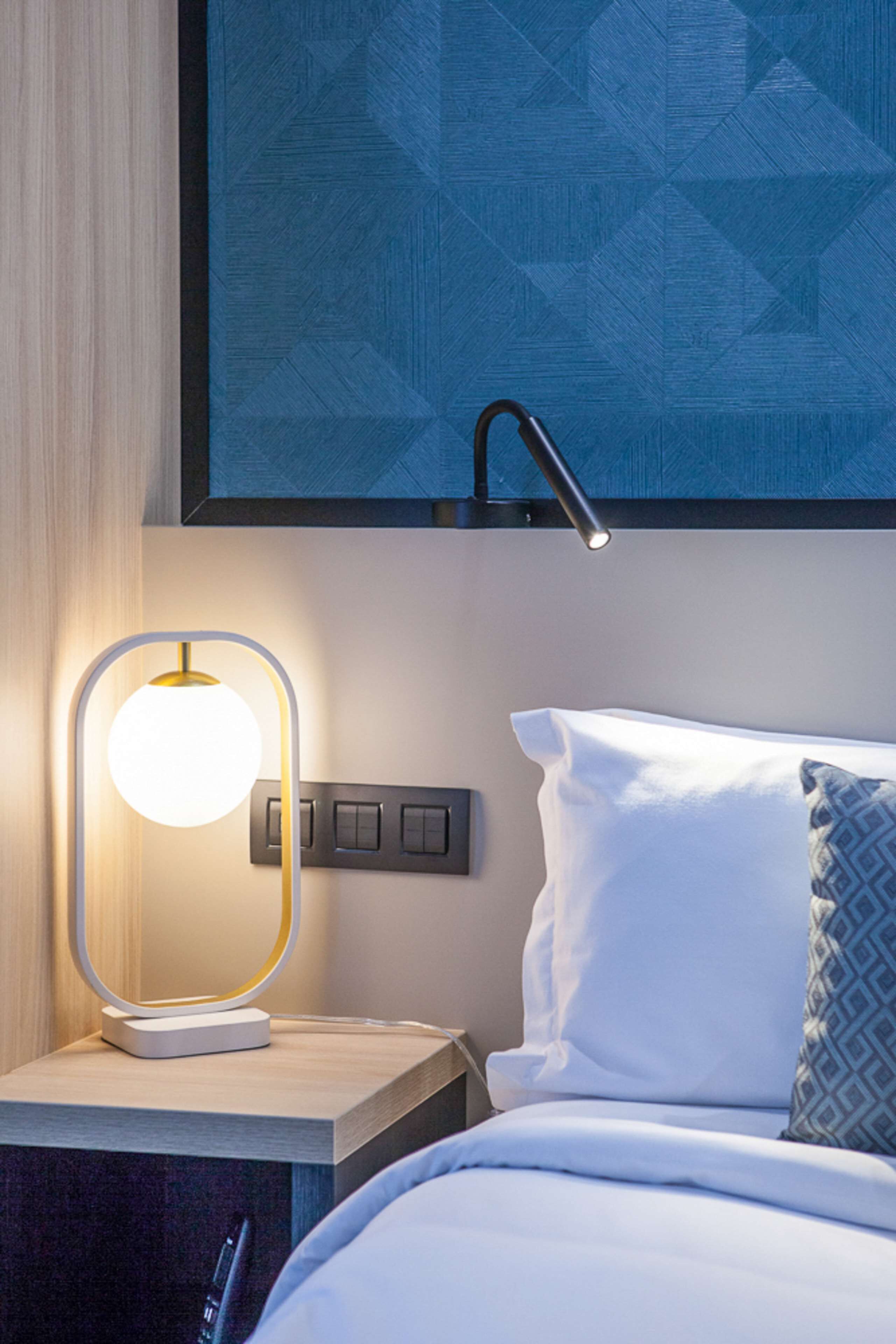 deluxe room, 1 king bed, non smoking (twin bed on request) | egyptian cotton sheets, premium bedding, down duvets, pillow-top beds