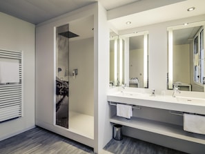 In-room safe, blackout curtains, soundproofing, free cots/infant beds - Mercure Cergy Pontoise Centre (Cergy)
