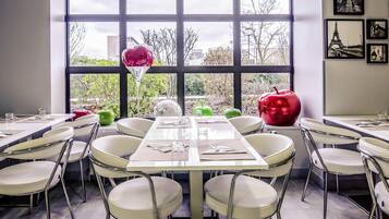 Desayuno continental los días de semana (EUR 1718 por persona)