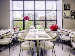 Continental breakfast on weekdays (EUR 1718 per person)