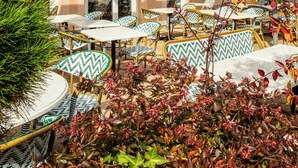 Le Francs Restaurant with outdoor seating, including tables and chairs, and a visible entrance. - ibis Styles Chartres Sud Barjouville (Barjouville)