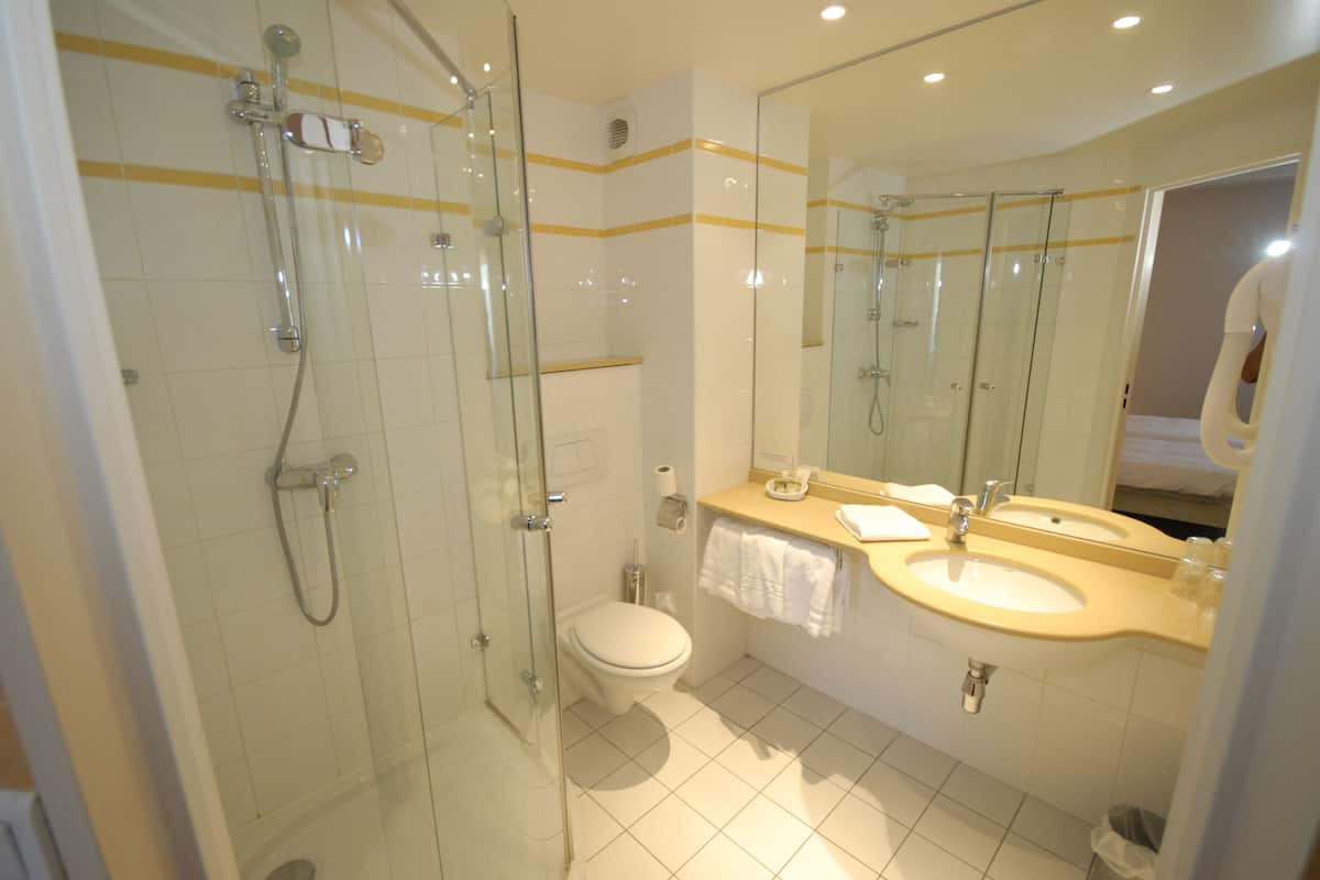 Articles de toilette gratuits, sĂšche-cheveux, serviettes fournies