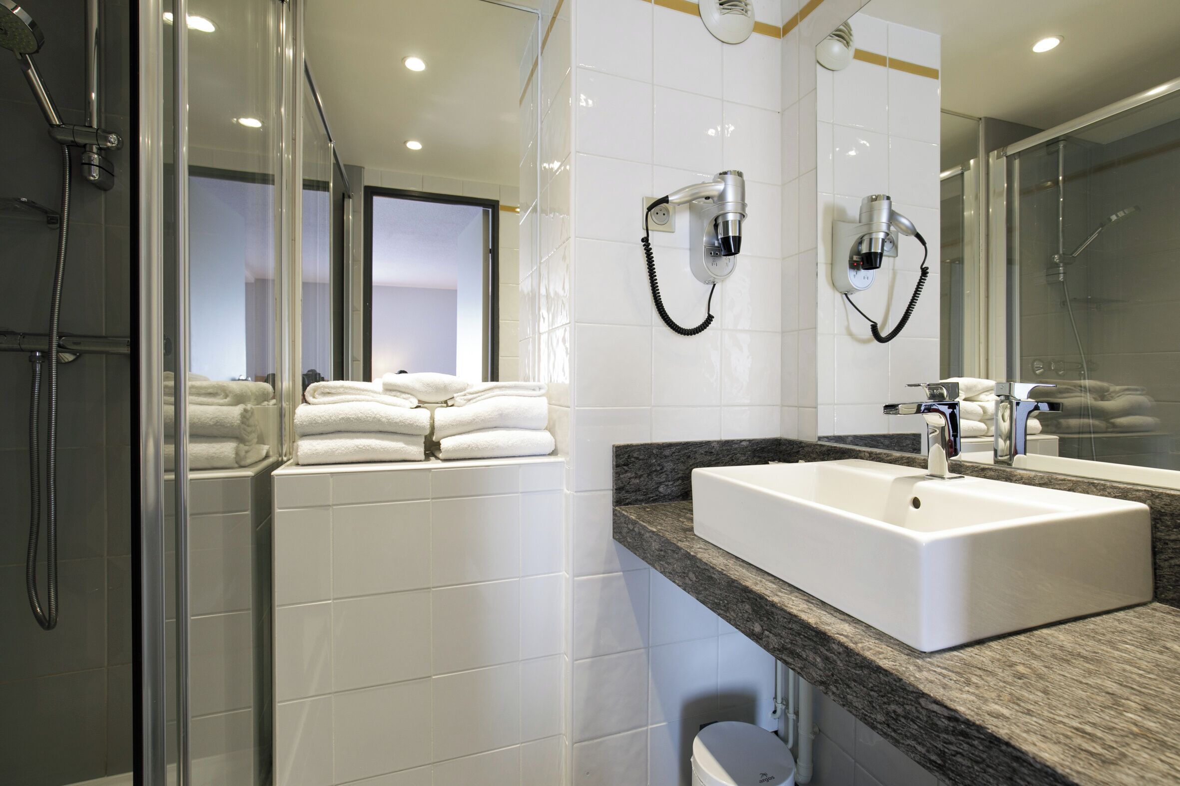 Familiekamer, 1 queensize bed met slaapbank (Comfort. 4 People) | Badkamer | Gratis toiletartikelen, een haardroger, handdoeken