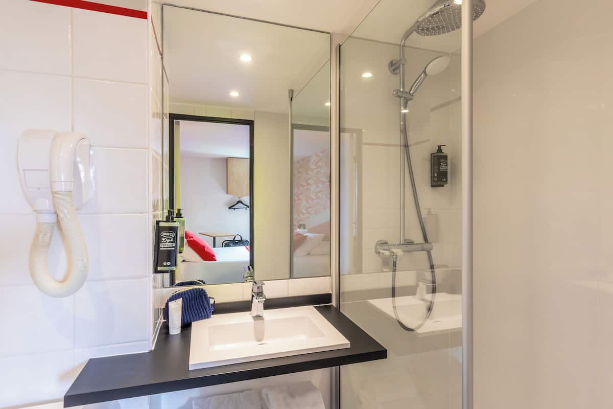 Articles de toilette gratuits, sèche-cheveux, serviettes fournies