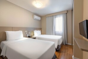 Quarto superior, várias camas | Frigobar, cofres nos quartos, escrivaninha, cortinas blackout