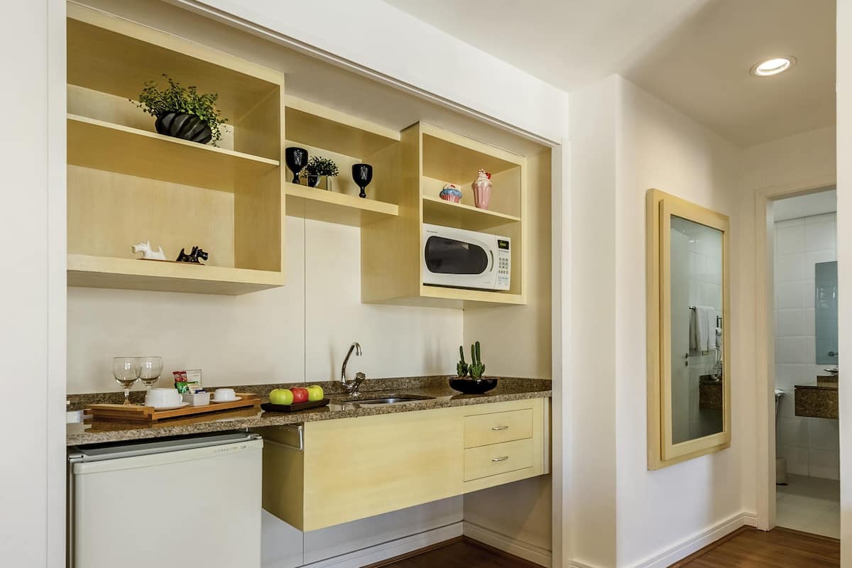 Minibar, Zimmersafe, Schreibtisch, Verdunkelungsvorhänge