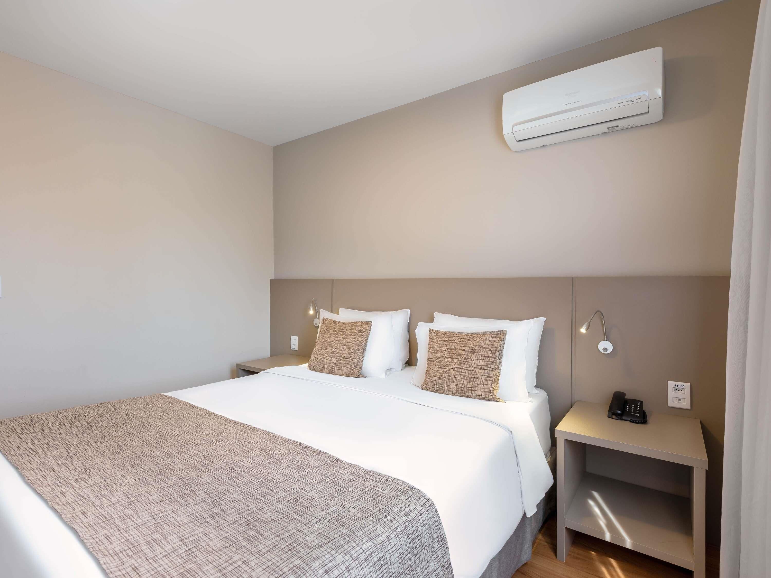 Frigobar, cofres nos quartos, escrivaninha, cortinas blackout