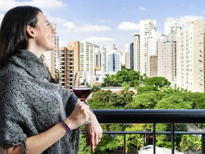 Minibar, in-room safe, desk, blackout curtains - Mercure Sao Paulo Moema Hotel (São Paulo)