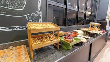 Daily buffet breakfast (BRL 48 per person)