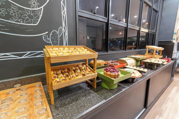 Daily buffet breakfast (BRL 48 per person)
