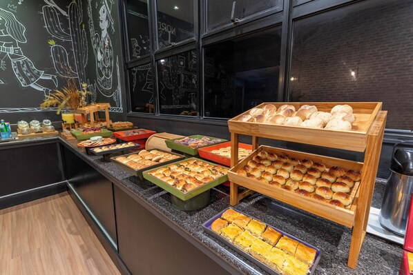 Colazione a buffet a pagamento, servita tutte le mattine 