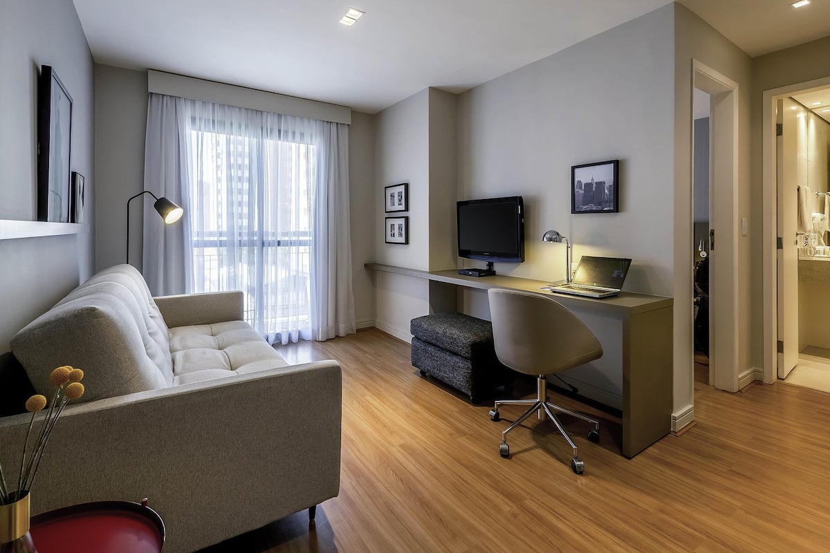 Habitación superior, varias camas | Minibar, caja de seguridad en la habitación y escritorio