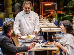 供應早餐、午餐、晚餐；多國菜