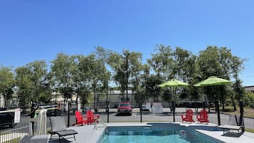 Una piscina al aire libre de temporada
