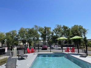 Una piscina al aire libre de temporada