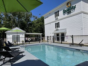 Kauden mukainen ulkouima-allas