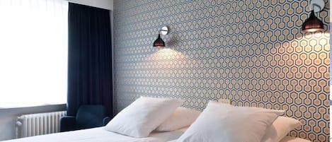 Twin kamer | Een kluis op de kamer, een bureau, verduisterende gordijnen