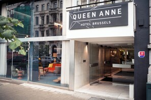 Front of property - Queen Anne Hotel (Brussels)