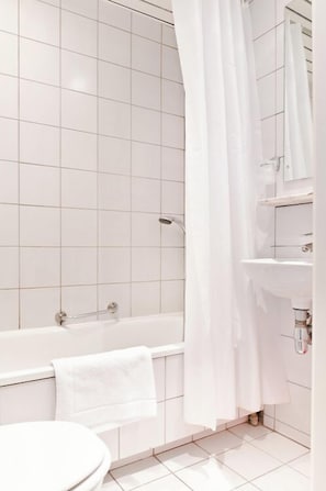 Amenidades de baño gratuitas, secadora de cabello, toallas, jabón