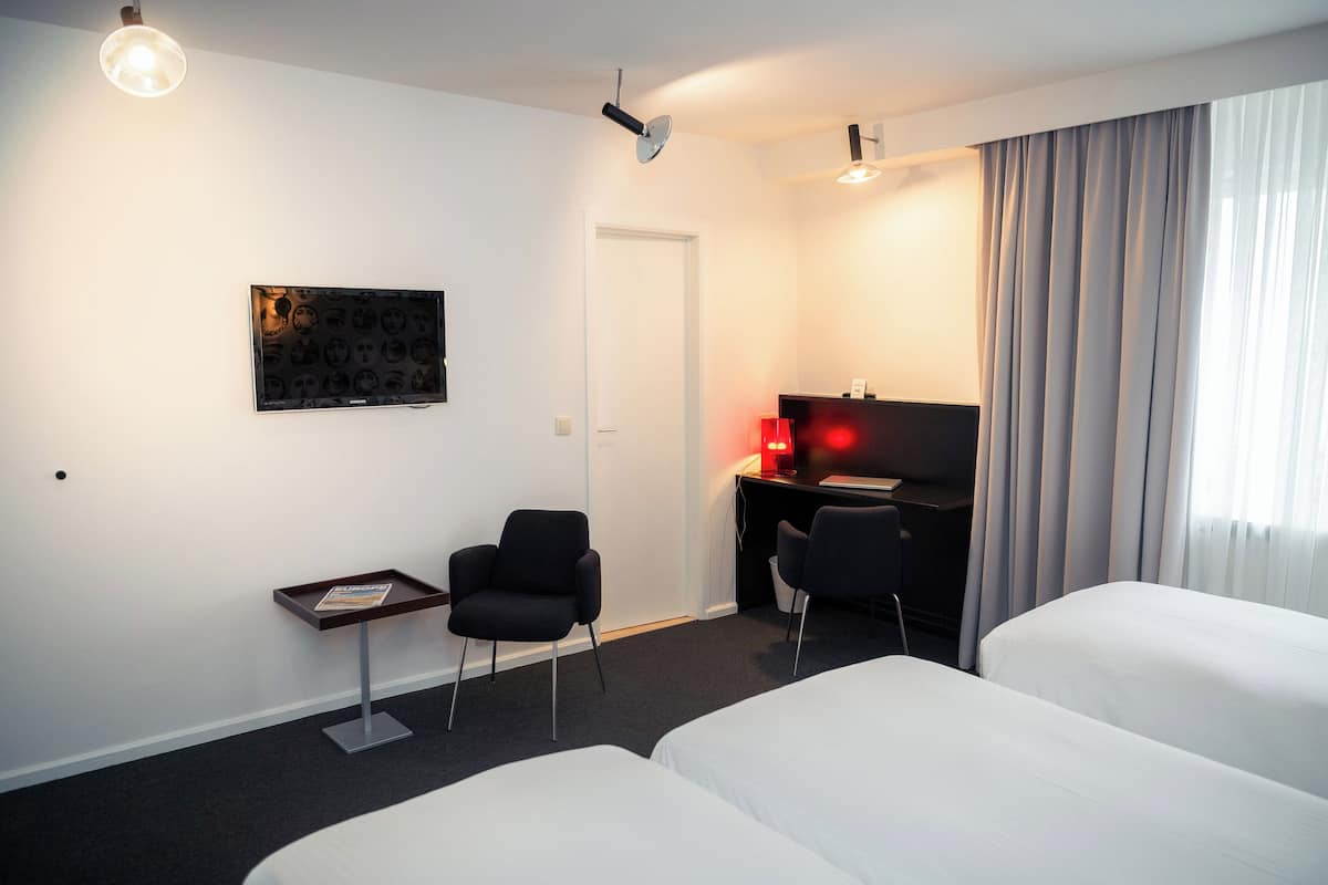 Triple Room | In-room safe, blackout drapes, iron/ironing board, free WiFi