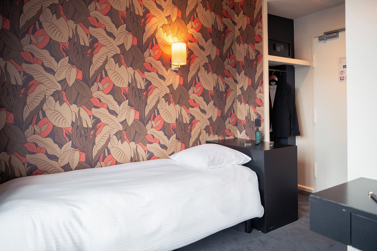 Single Room | In-room safe, blackout drapes, iron/ironing board, free WiFi