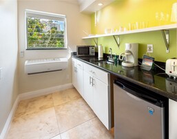 开间, 1 张特大床, 无障碍 | 私人简易厨房 | 迷你冰箱、微波炉、茶具/咖啡用具、烤面包机