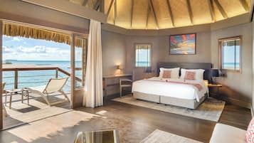 Panorama bungalow, 1 slaapkamer, boven het water | 1 slaapkamer, een minibar, een kluis op de kamer, een bureau