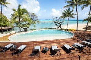 Außenpool, Sonnenschirme, Liegestühle